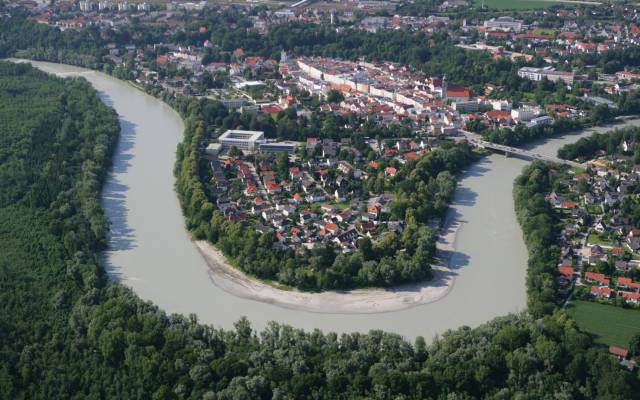 Die Innschleife in Mühldorf: Eine Drohnenaufnahme zeigt den Inn, der Mühldorf umschließt und im Hintergrund die Altstadt