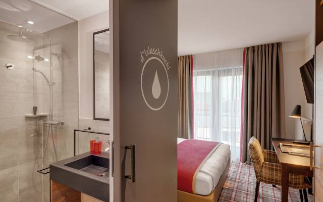 Liebevolle Details im Hotel Traumschmiede in Unterneukirchen: Auf der Schiebetür zum Bad steht "d'Waschkuchl" geschrieben