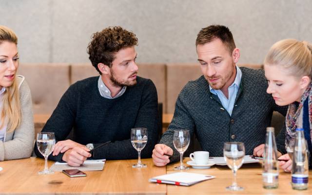 Junge Tagungsgäste im Hotel Traumschmiede bei einer Diskussion