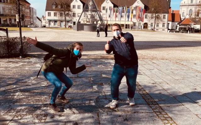 Alexandra Weber und Ernst Raspl posieren bei Sonnenschein für ein Foto bei einem der zahlreichen Stationen der Bier-Wanderung 