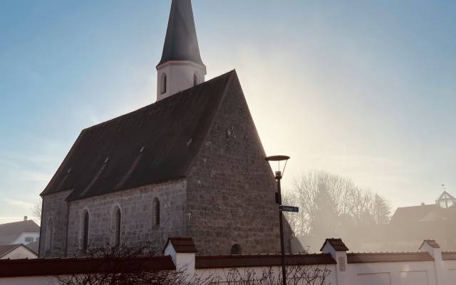 Eine Kirche im Sonnenlicht, die auf dem Weg der Bier-Wanderung des Hotels Traumschmiede liegt 