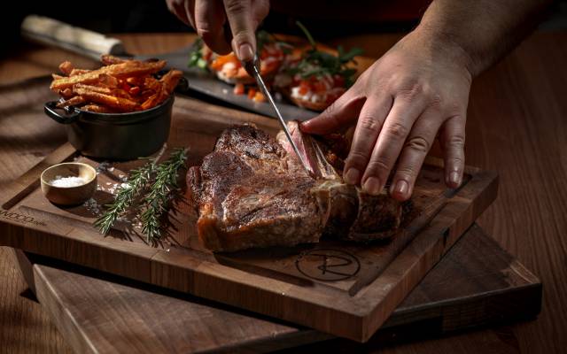 Fleisch am Tisch tranchiert - Hotel Traumschmiede