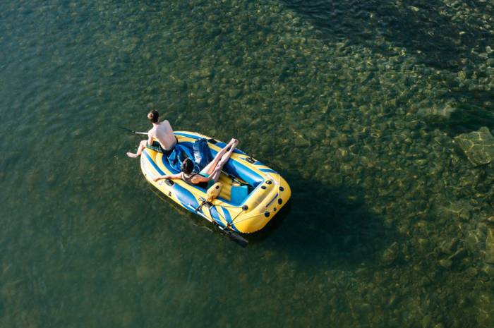 Mit dem Gummiboot den Fluss erkunden