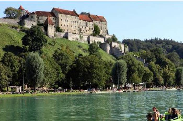 Baden unterhalb der Burg Burghausen