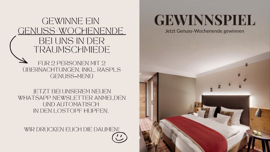 Zwei Personen sitzen am Steeg und genießen die Aussicht auf den See